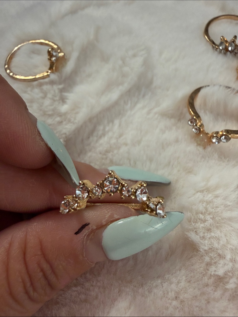 3/30$ Gold Tone Women's Stackable Ring Set - Elegant Crystal Accents - Picture 3 of 6